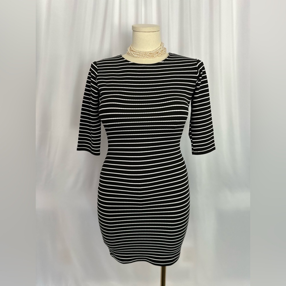 Black and white fitted dress (A4)